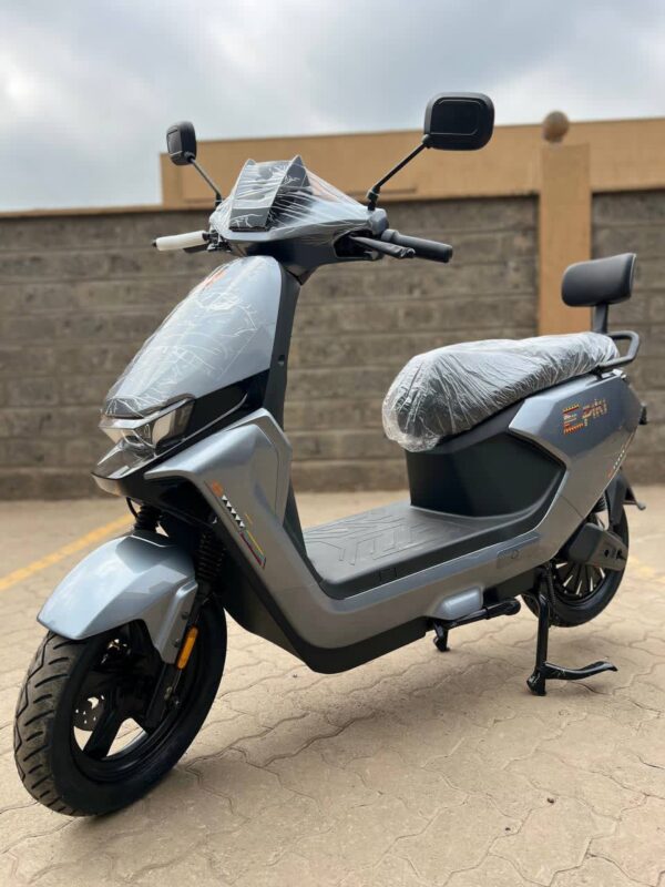 N9 Modern Urban Electric Moped – 72V 20Ah Battery, 2000W High-Torque Engine